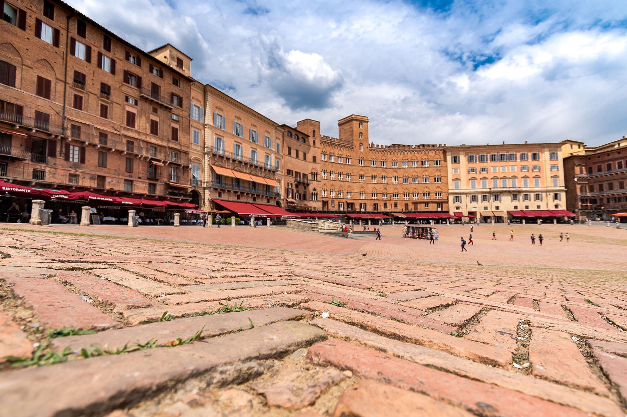 Ovalni trg Piazza del Campo v središču Siene.