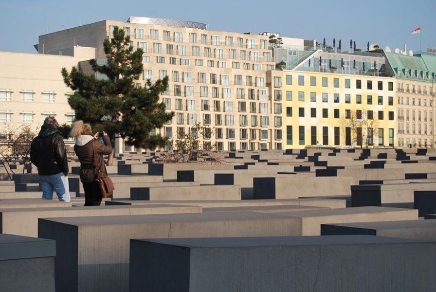 Spomenik žrtvam holokavsta med nacistično Nemčijo z velikimi betonskimi bloki.