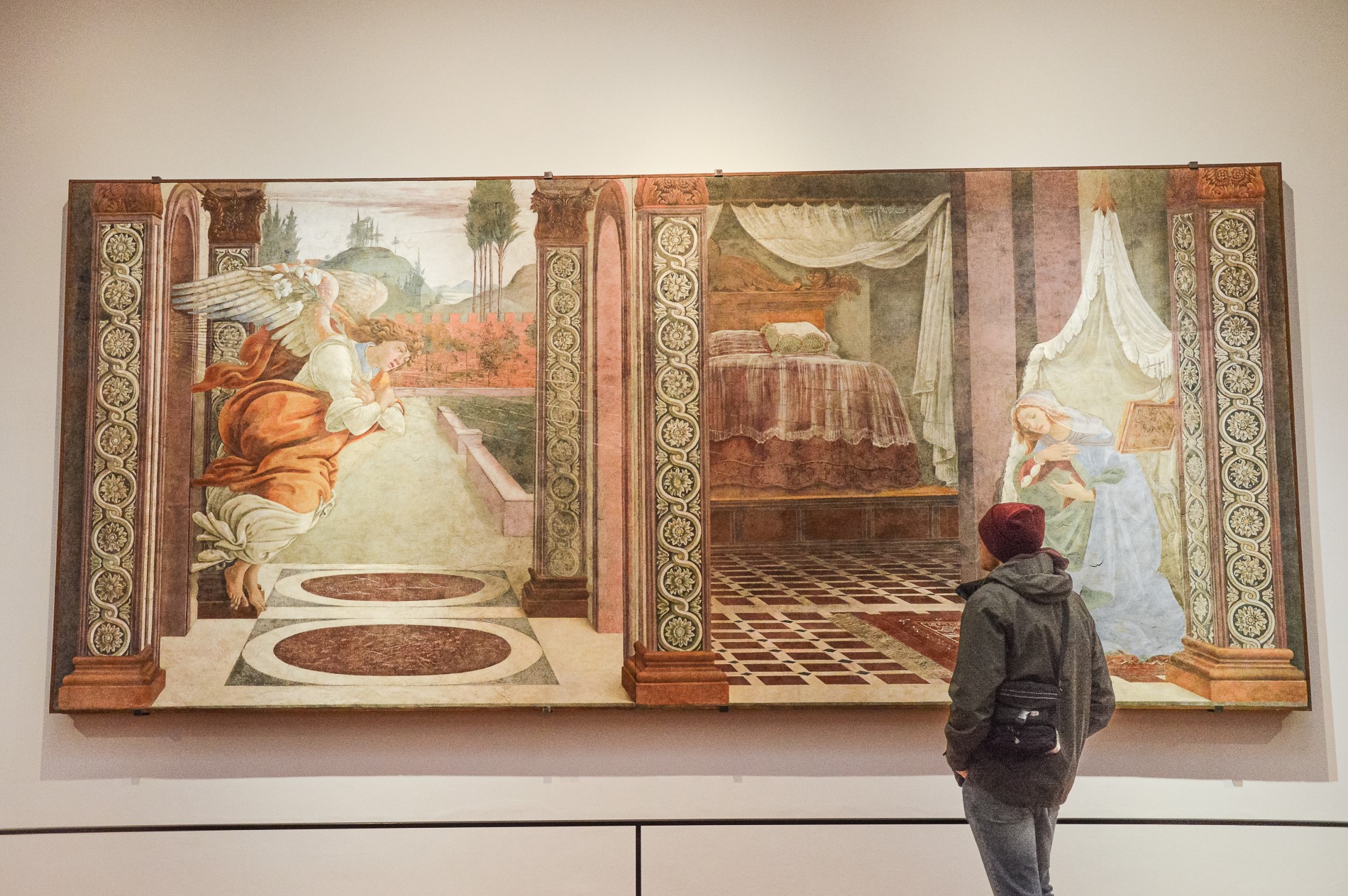 Obiskovalec si v Galeriji Uffizi v Firencah ogleduje sliko renesančnega slikarja Sandra Botticellija Oznanjenje.