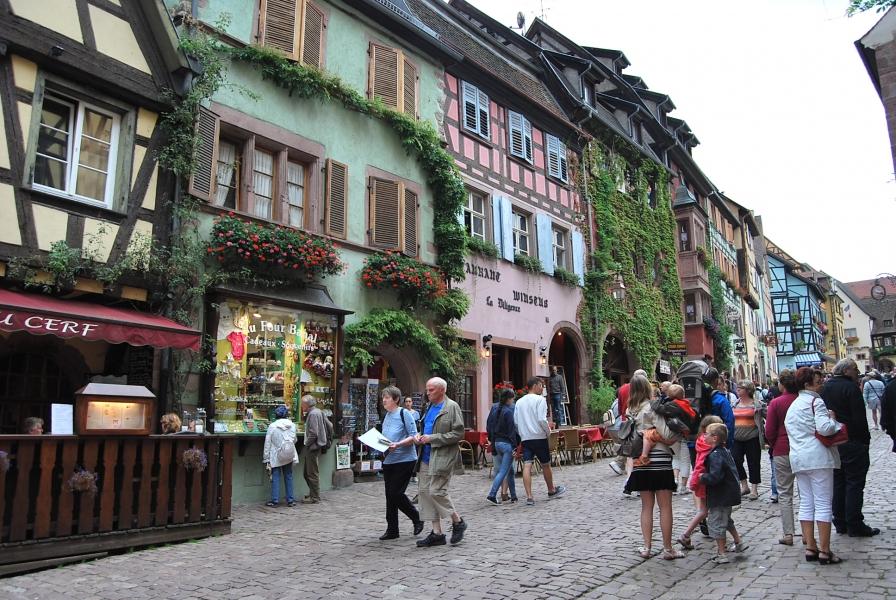 Glavna ulica v kraju Riquewihr s številnimi trgovinicami, pekarnami in bistroji.