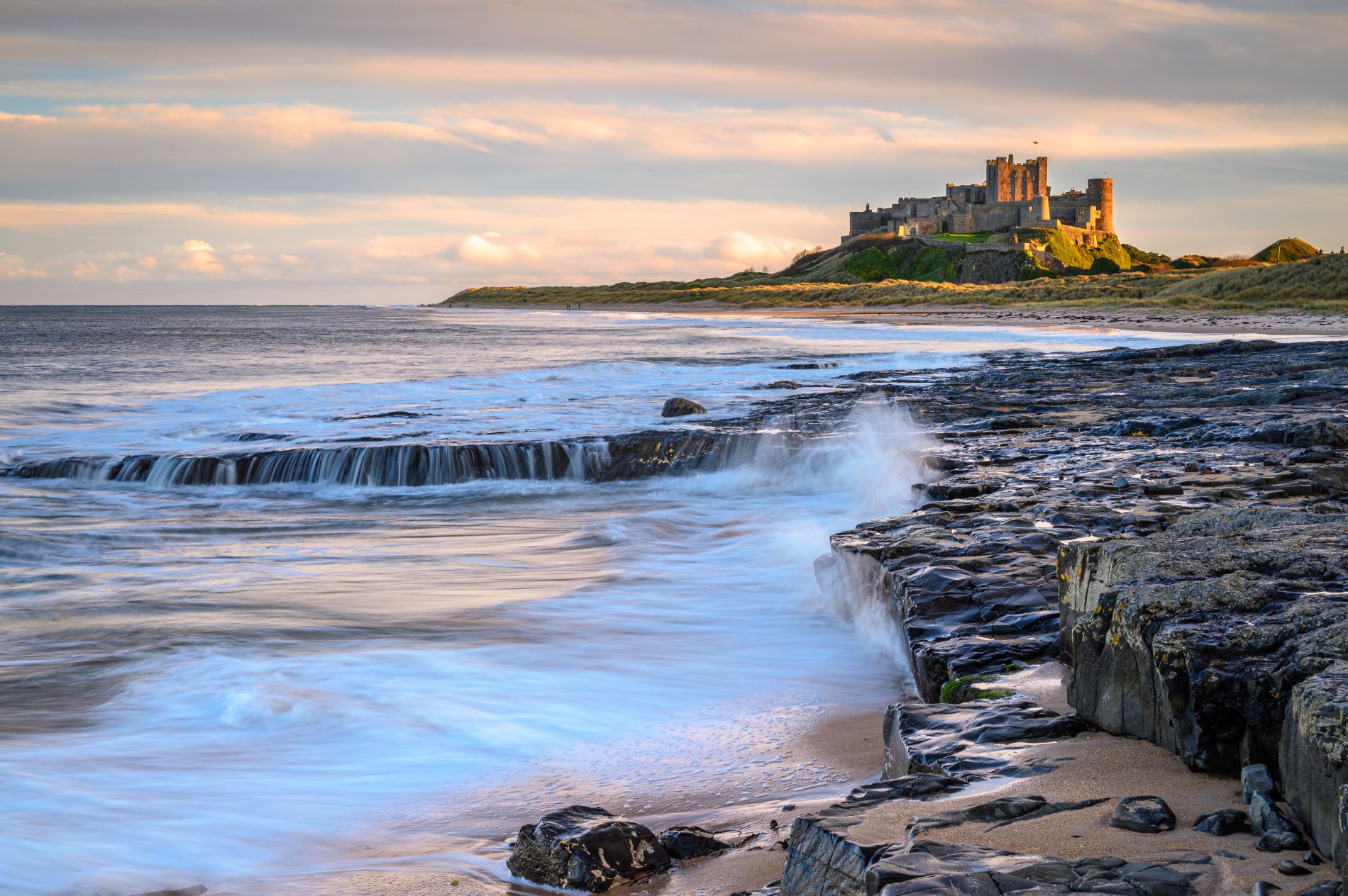 Grad Bamburgh s slikovito lego na pečini. Foto: Shutterstock