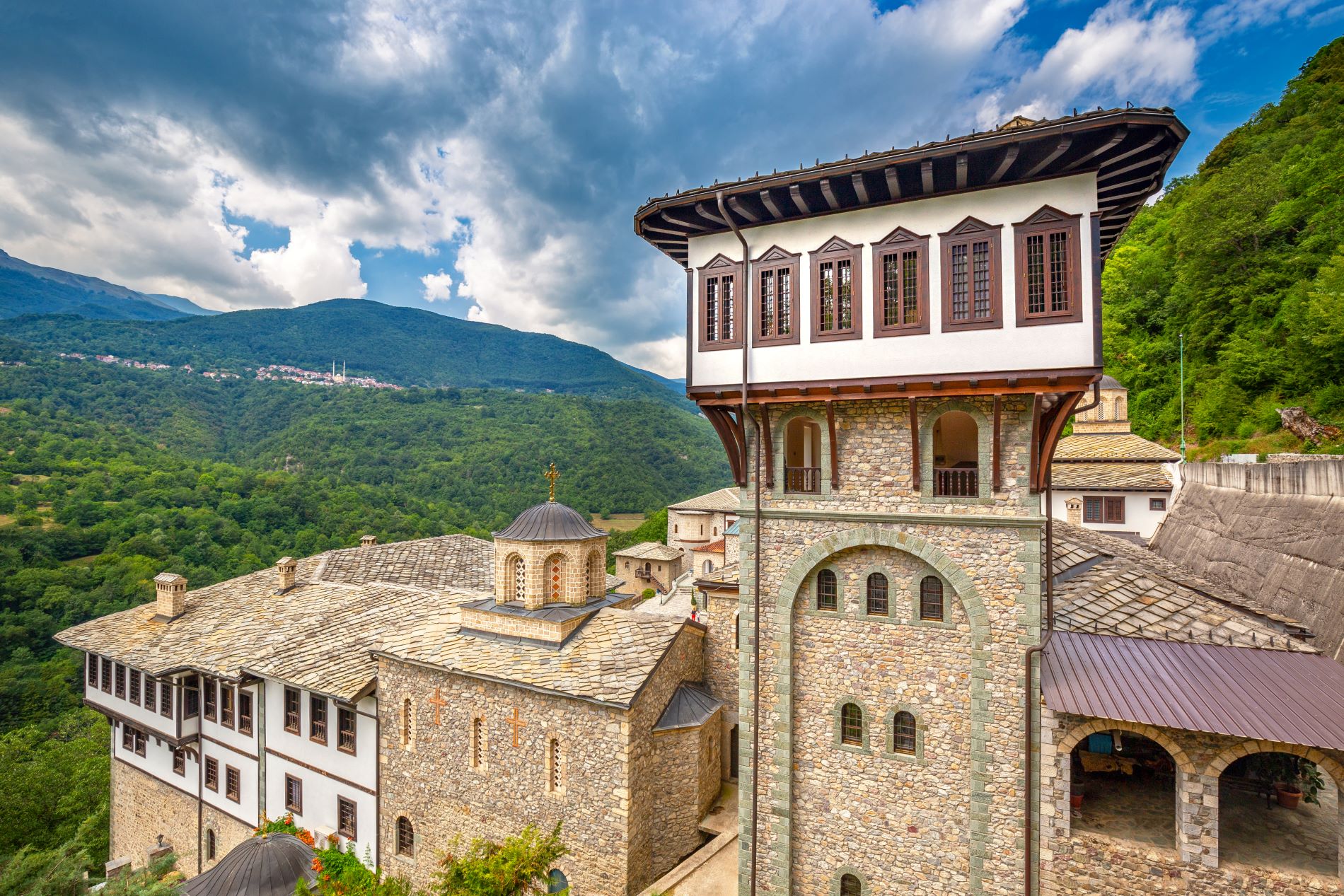Samostan svetega Jovana Bigorskega na strmem pobočju gore v dolini reke Radika v narodnem parku Mavrovo v Severni Makedoniji.