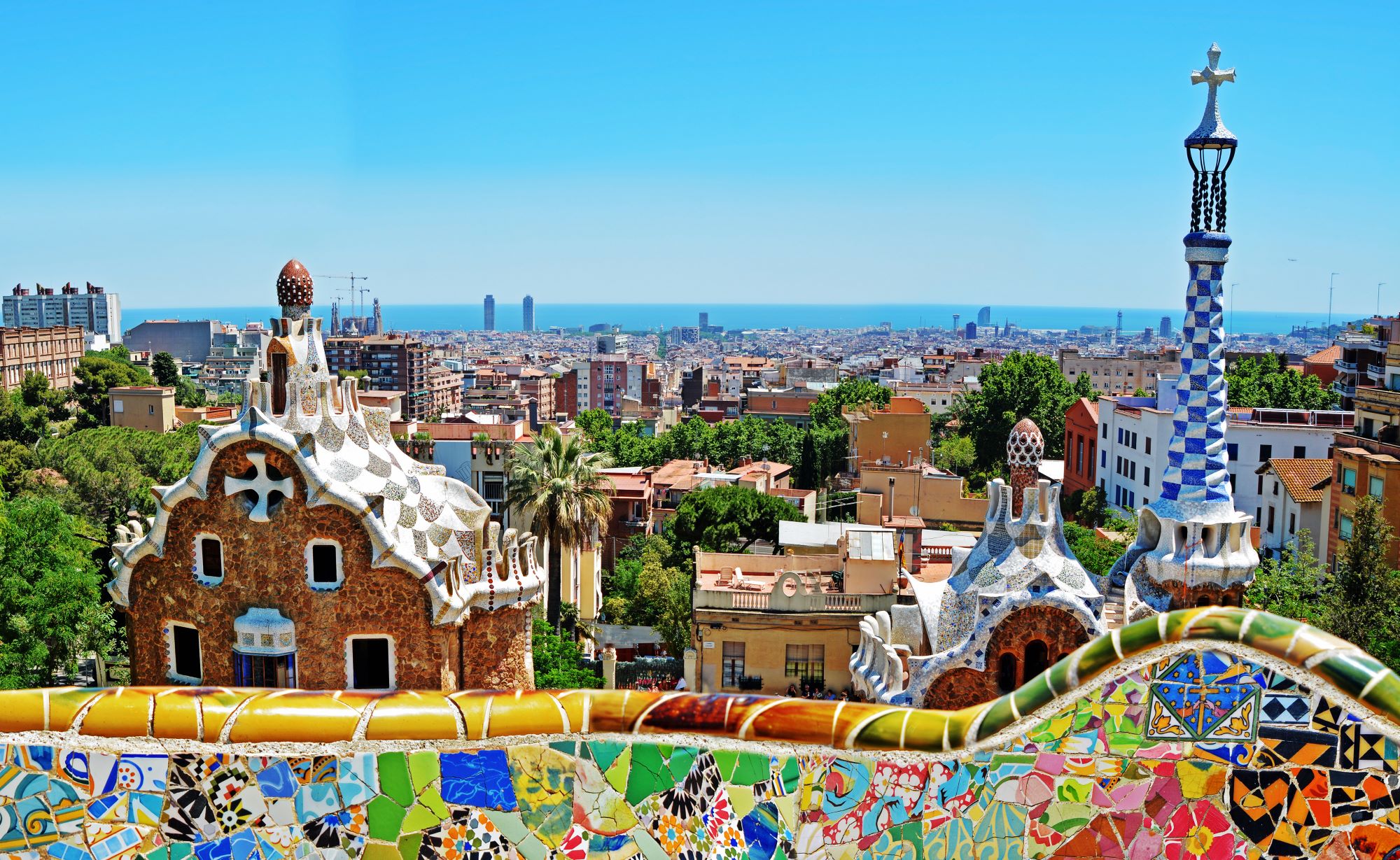 Mestni park Güell v Barceloni, ki so ga zgradili po načrtih katalonskega arhitekta Antonija Gaudíja, in pogled na mesto Barcelona.