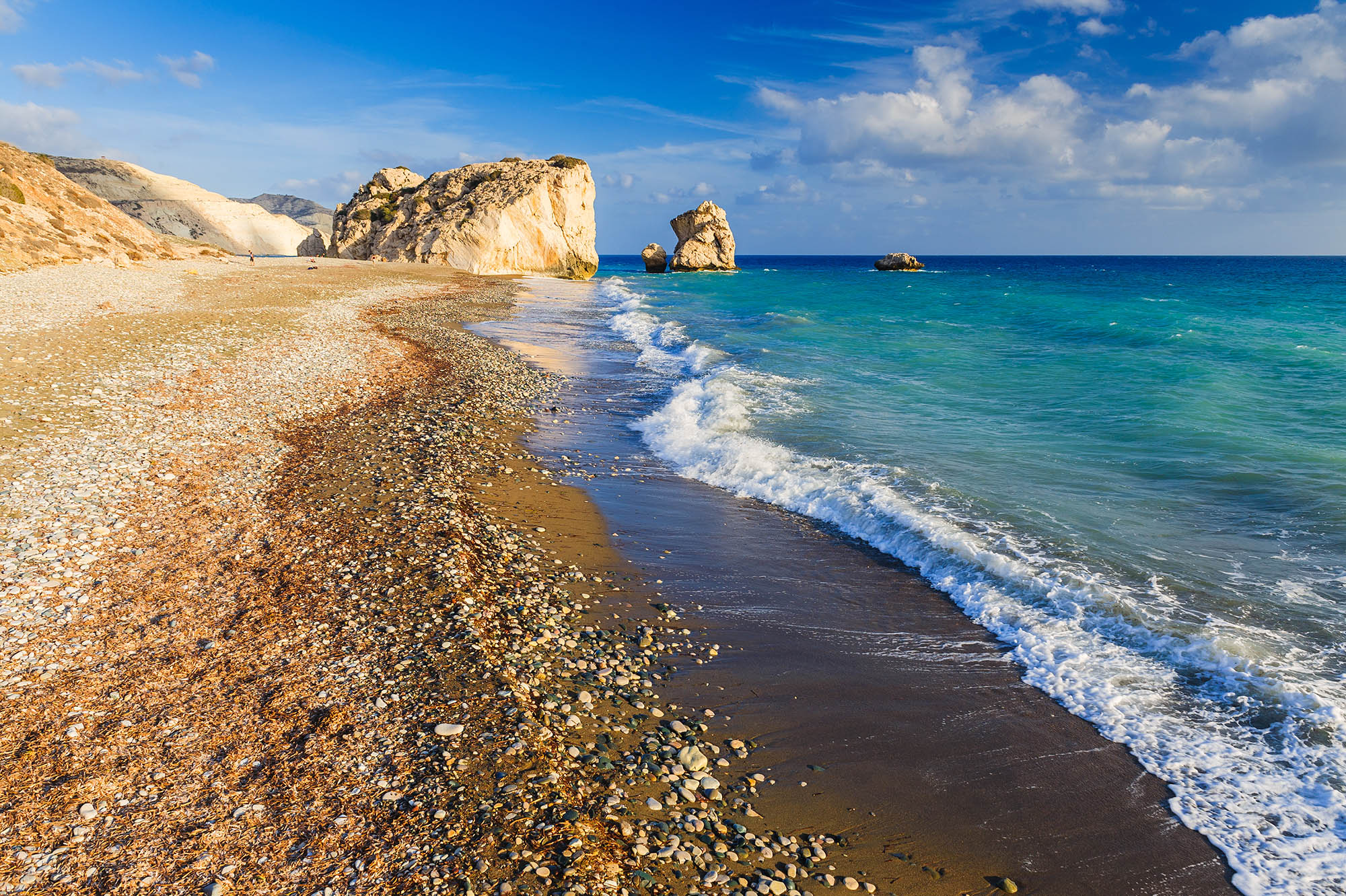 Pogled na Afroditino plažo in morje. V ozadju je Afroditina skala.
