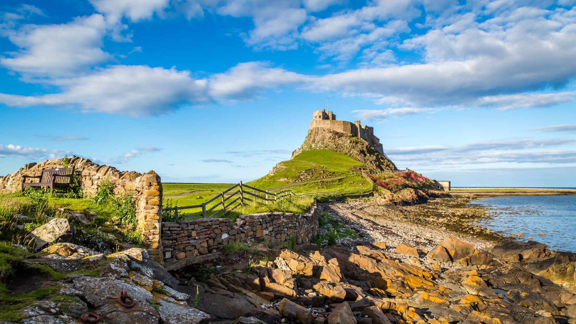 Sveti otok in grad Lindisfarne. Foto: Shutterstock
