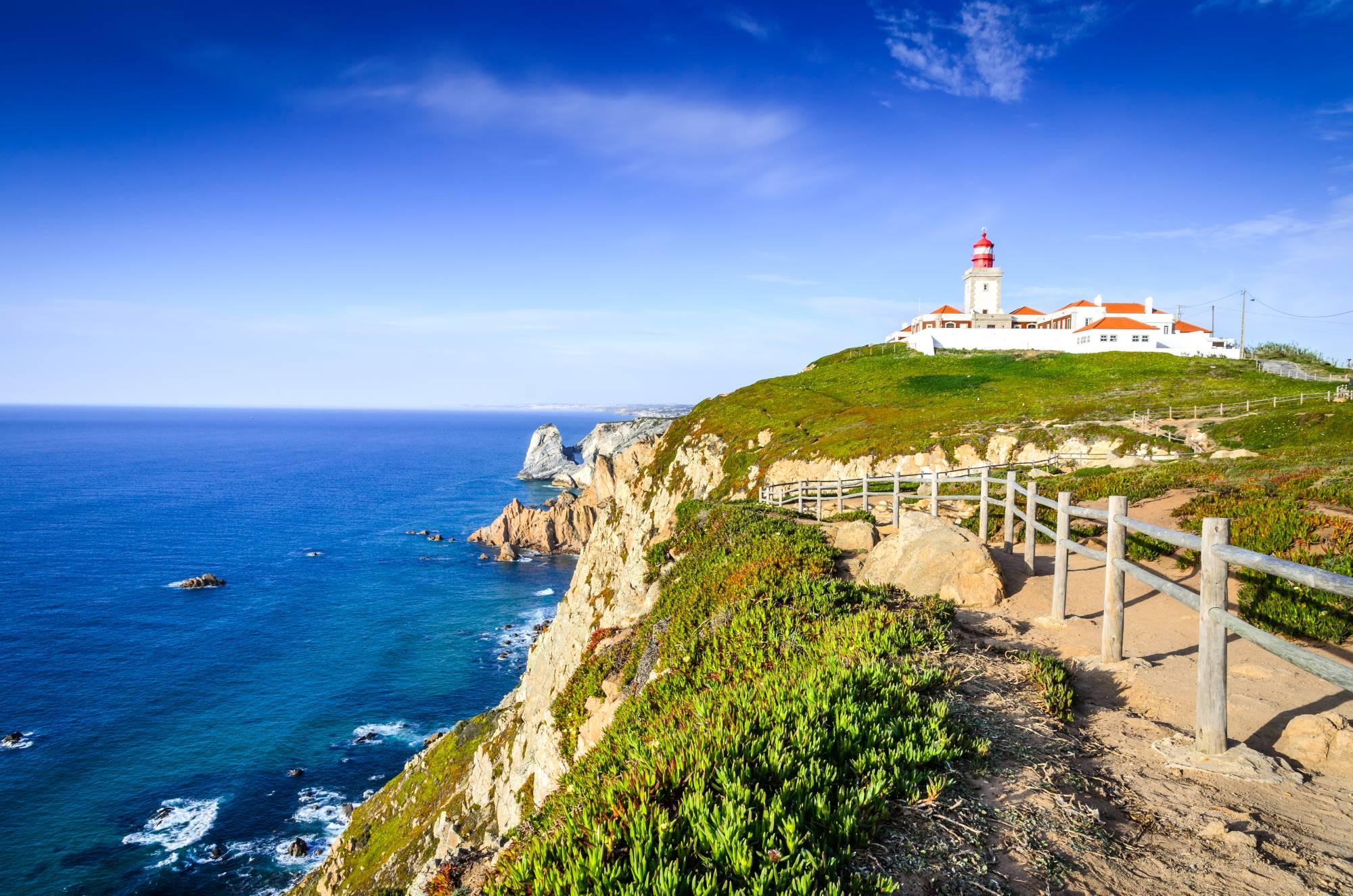 Svetilnik na najbolj zahodni točki Portugalske in celinske Evrope rt Roca ali Cabo da Roca.