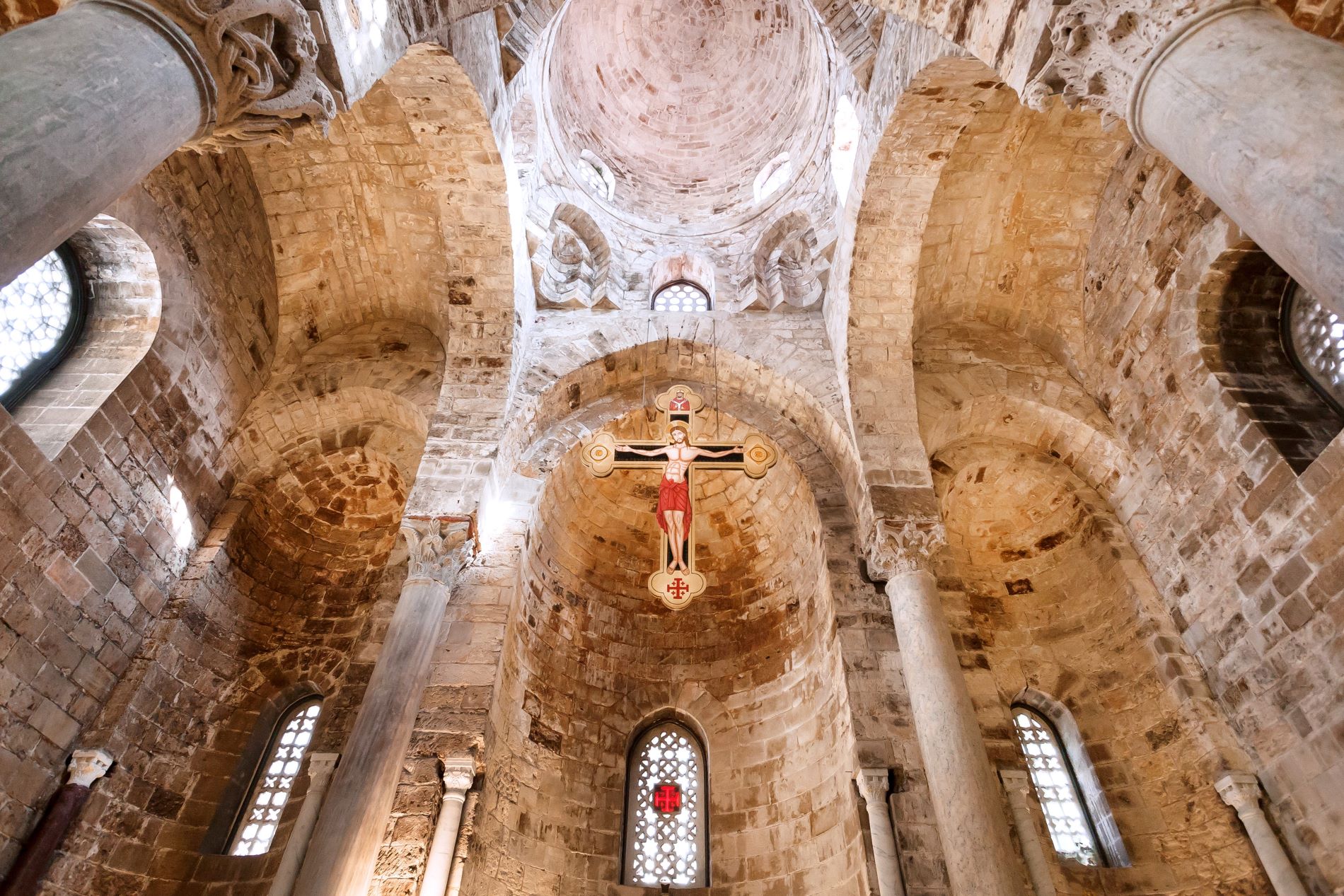 Notranjost imenitne srednjeveške cerkve San Cataldo v Palermu na Siciliji iz 12. stoletja.