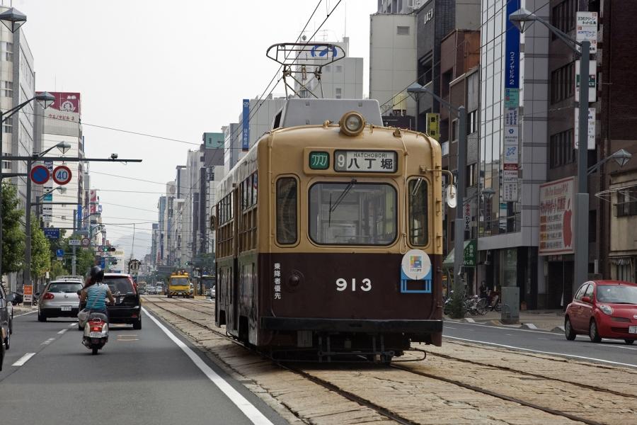 Središče mesta Hirošima na Japonskem in vlak električne železnice.