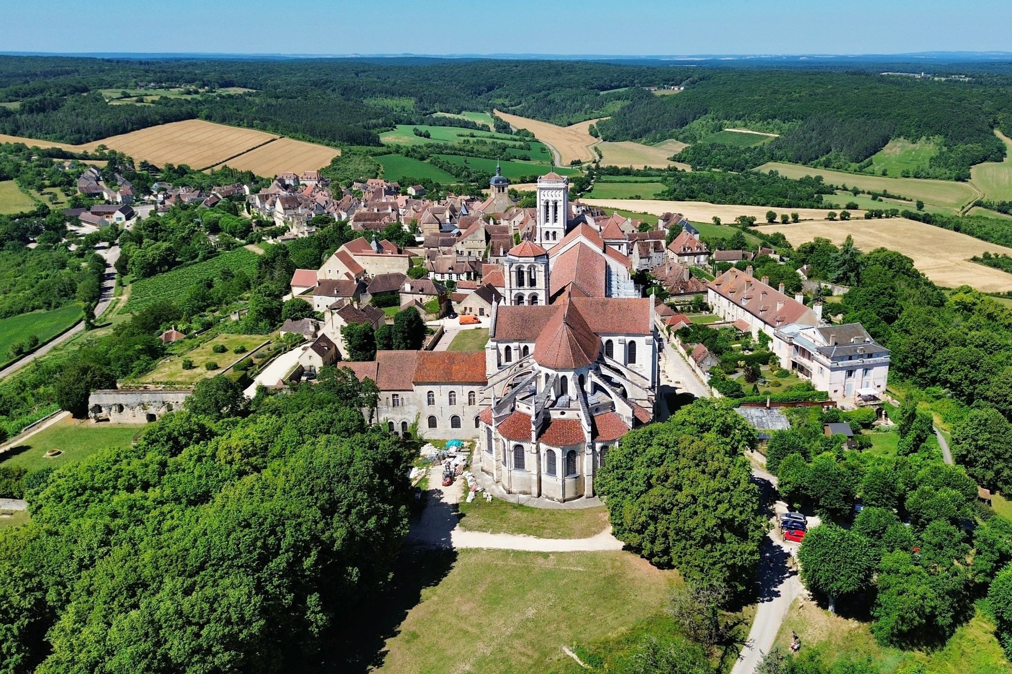 Pogled iz zraka na Vezelay v Franciji, ki mu dominira mogočna romanska bazilika Sainte-Marie-Madeleine.