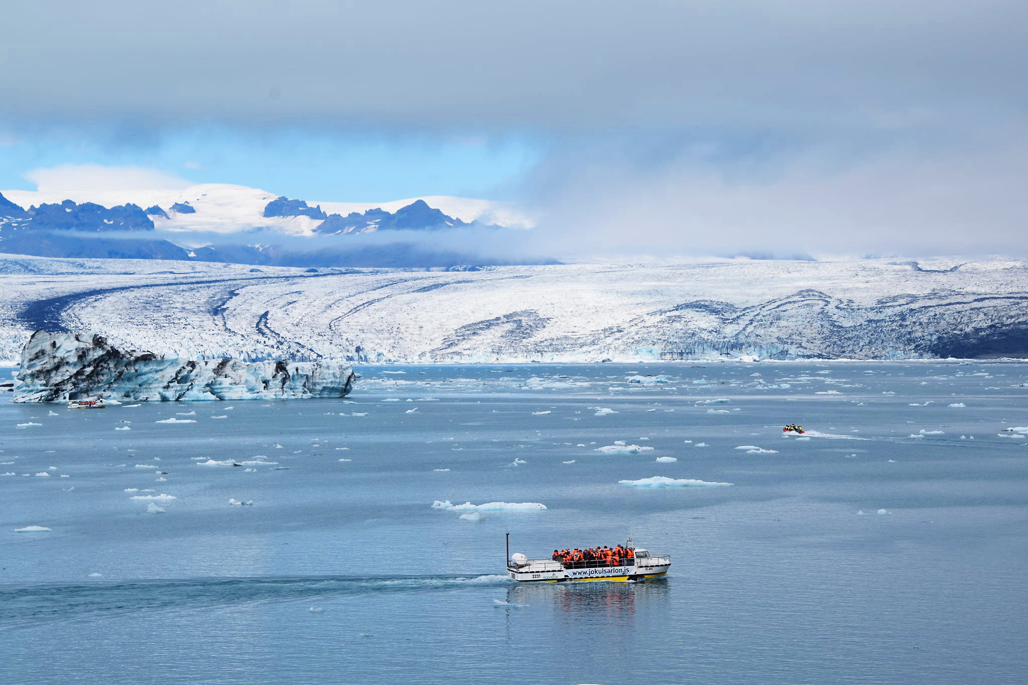 Plutje po ledeniški laguni Jökulsárlón na jugovzhodu Islandije.