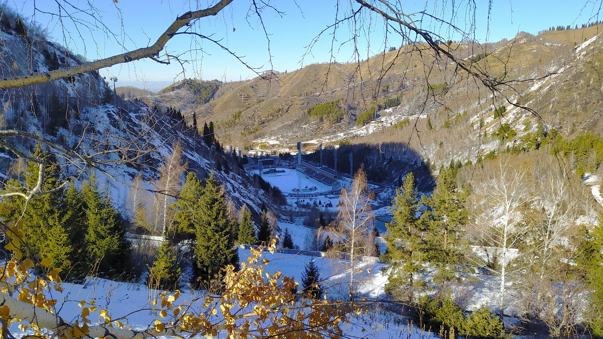 Pogled na drsališče Medeu pozimi