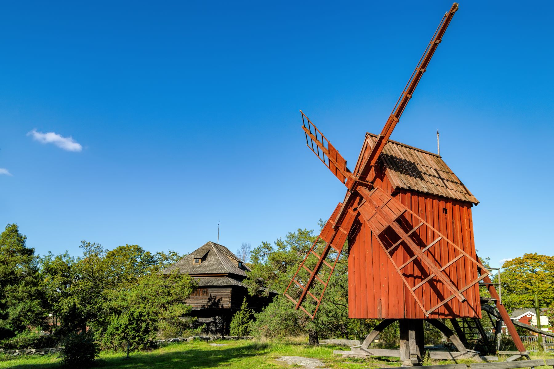 Tradicionalni leseni mlin na veter, ena od stavb muzeja na prostem Skansen na enem od otokov Stockholmskega arhipelaga.