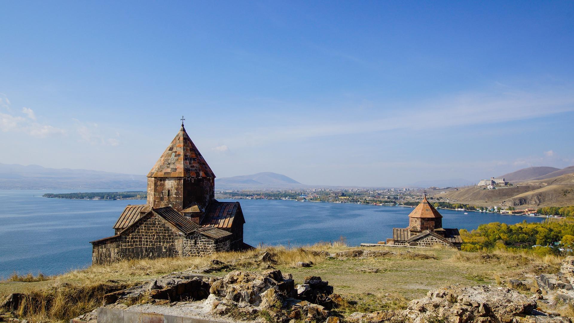 Samostan Sevanavank ob Sevanskem jezeru v Aremniji z dvema ohranjenima cerkvama.