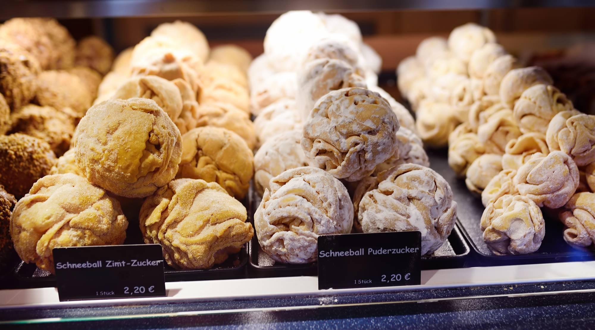 Izložba slaščičarne v Rothenburgu s tradicionalnimi sladicami snežnimi kepami ali Schneeballen.