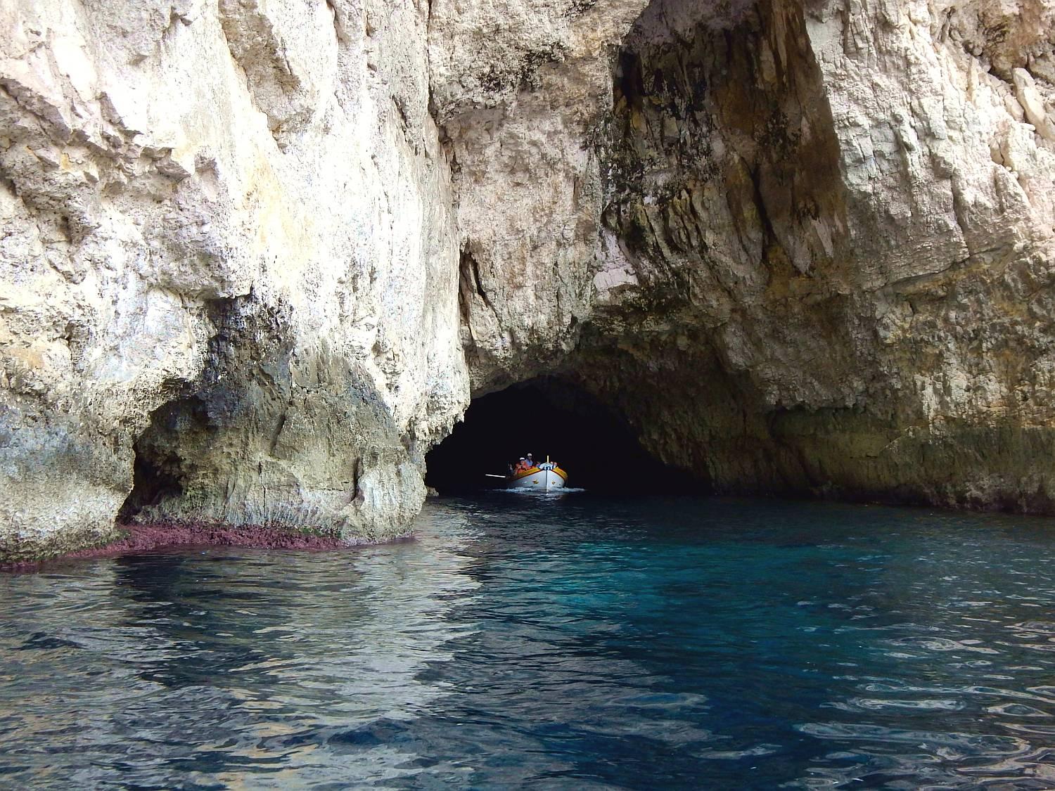 Pogled na Modro jamo oziroma Blue Grotto na Malti z morske strani in značilna klifna obala na jugu Malte.
