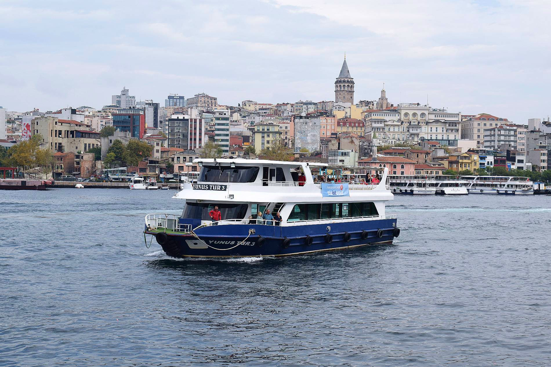 Izlet z ladjo po Bosporski ožini v Istanbulu in razgled na predel mesta Galata oziroma sodobni Karaköy z Galatskim stolpom na najvišji točki nekdanje genovske citadele.