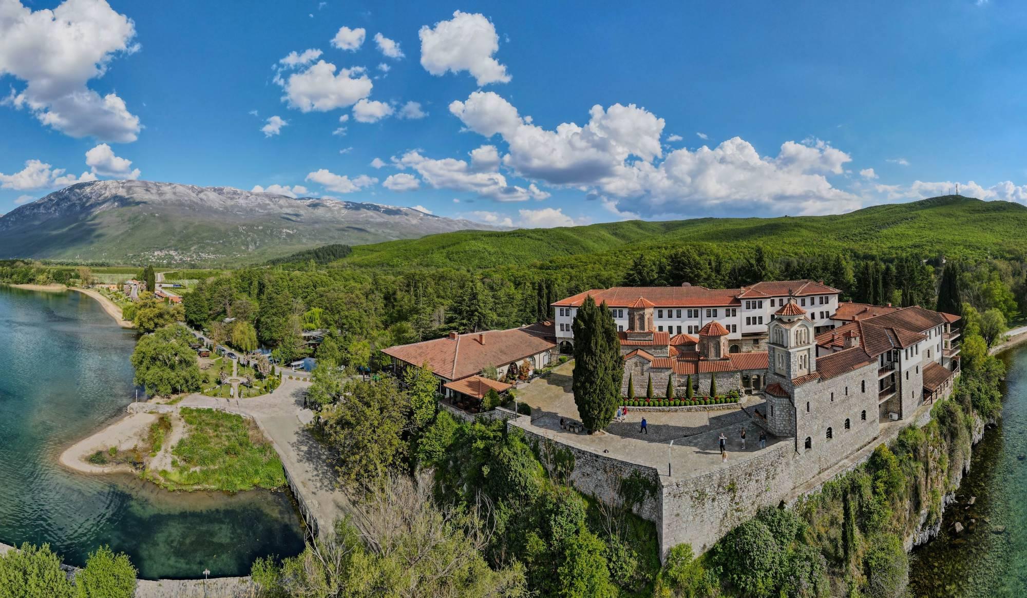 Samostan Sv. Nauma na obali Ohridskega jezera v Makedoniji.