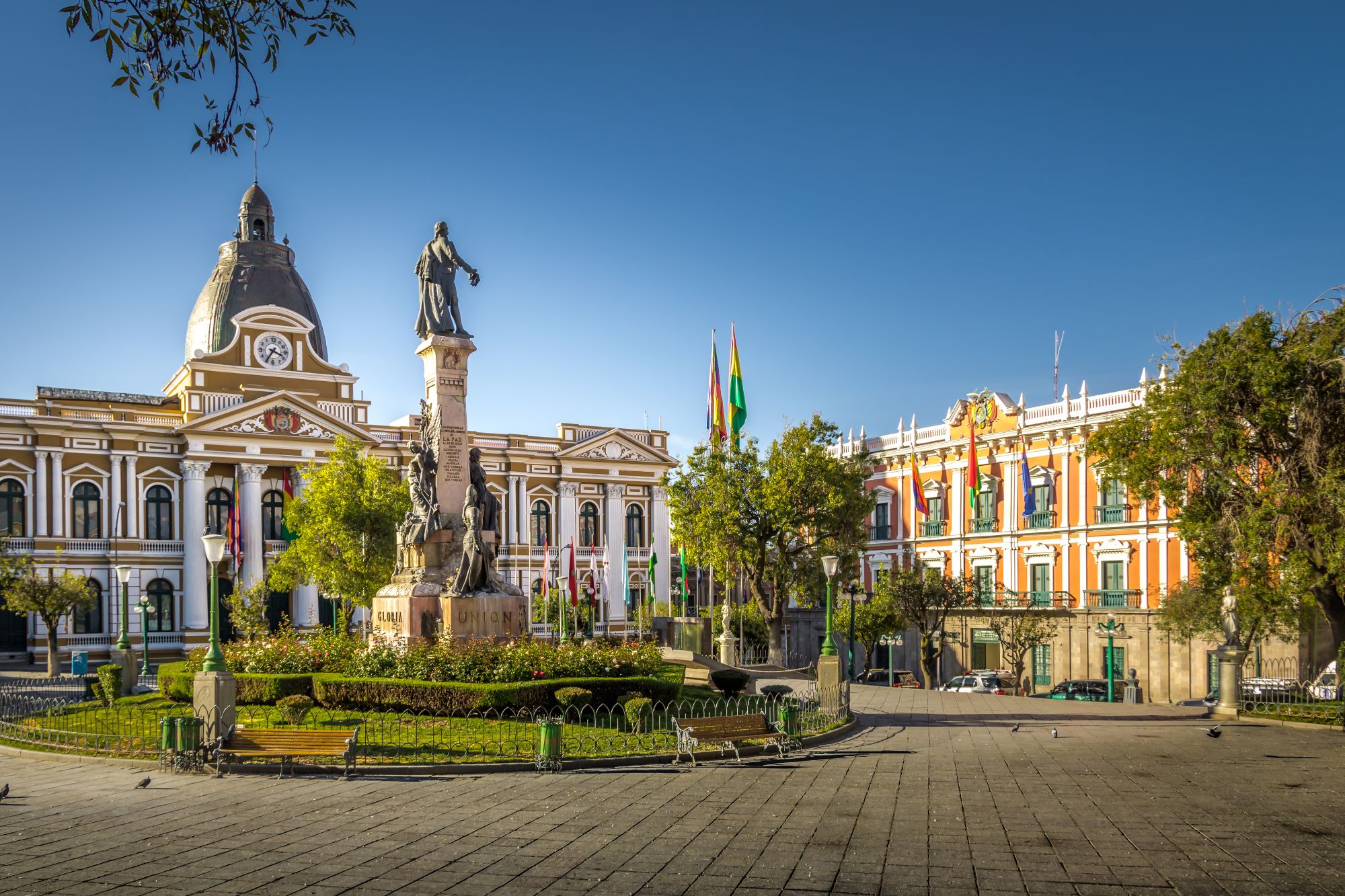 Trg Plaza Murillo v središču mesta La Paz v Boliviji z vladno palačo in spomenikom osamosvojitelju Pedru Domingu Murillu.