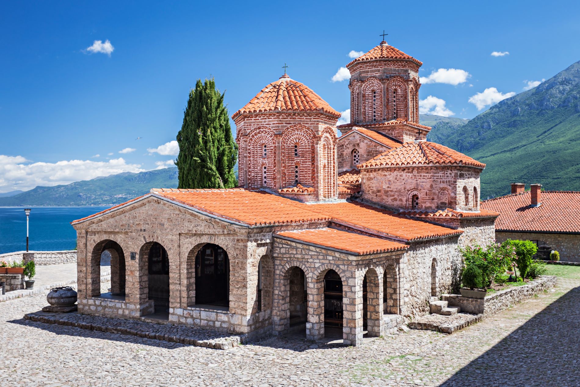 Glavni vhod v samostan svetega Nauma, ki se dviga nad Ohridskim jezerom v Severni Makedoniji.