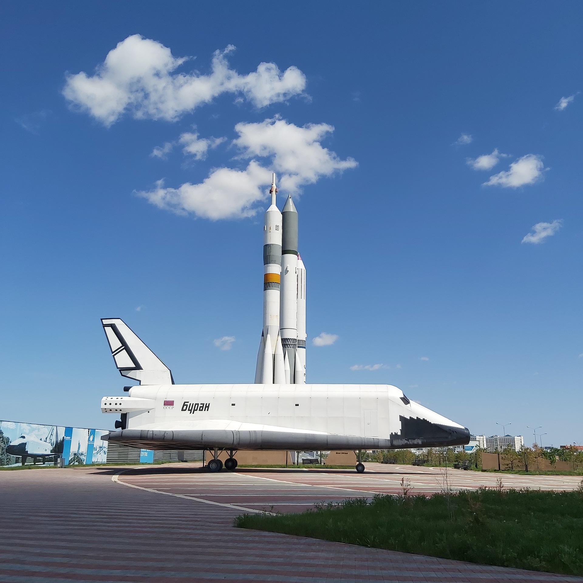 Zrakoplan Buran in raketa Energia pred Nacionalnim vesoljskim centrom v Almatiju