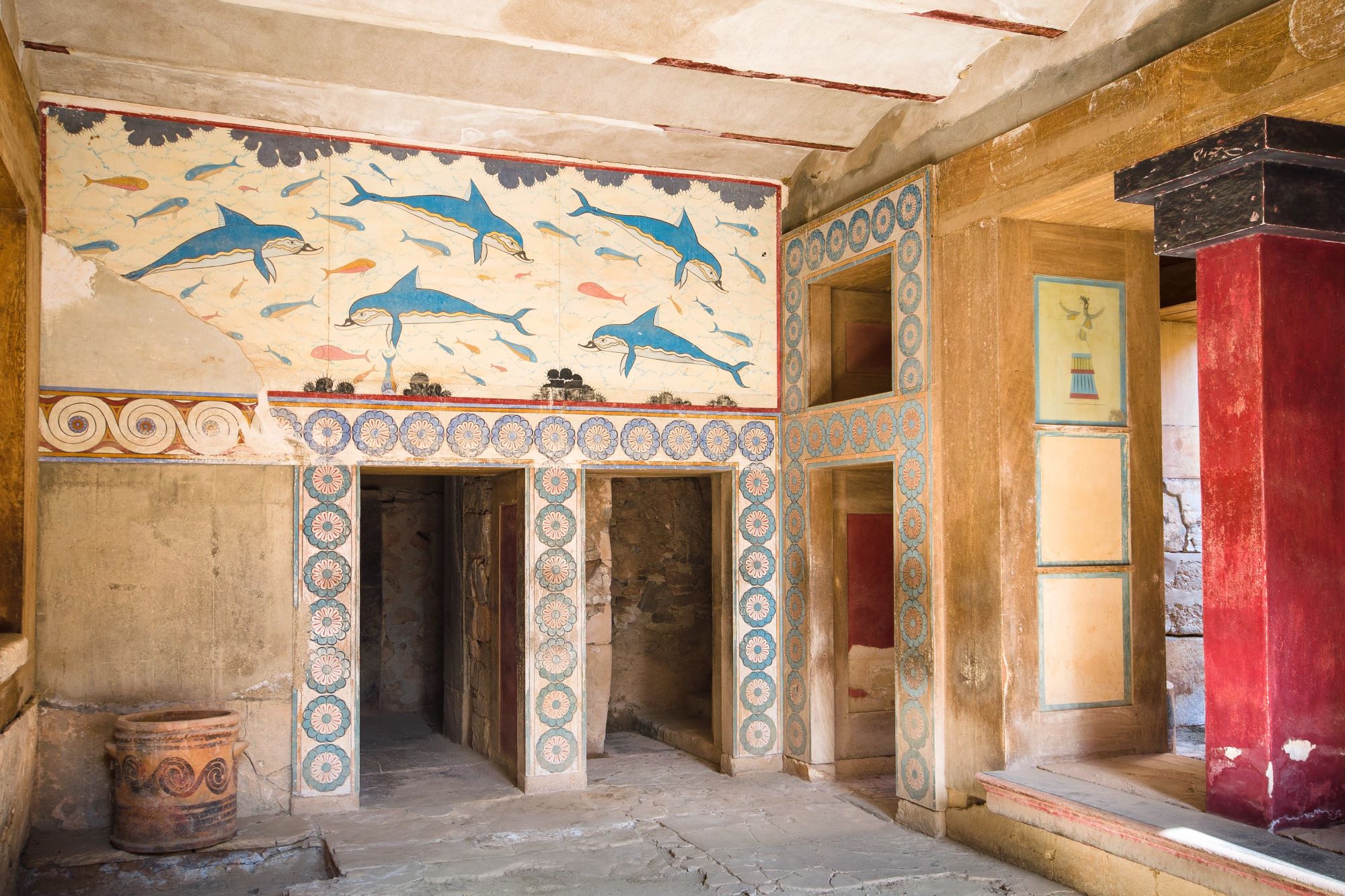 Rekonstruirana freska delfinov v palači Knosos na Kreti v Grčiji.