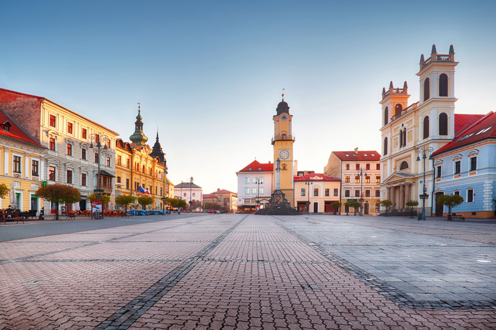 Glavni trg v Banski Bystrici na Slovaškem z Urnim stolpom in stolnico.