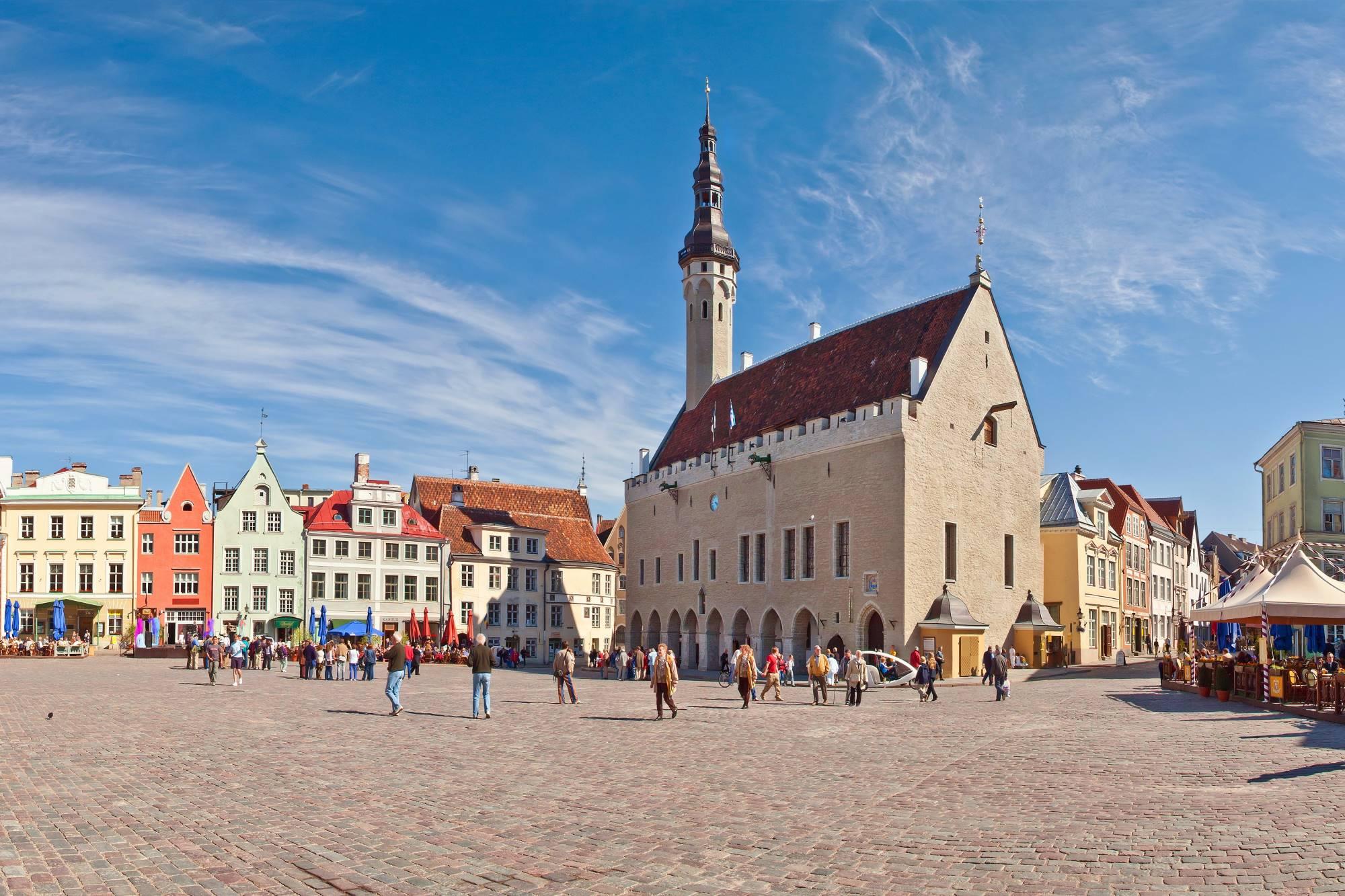 Gotska mestna hiša na glavnem trgu Raekoja plats estonske prestolnice Talin.