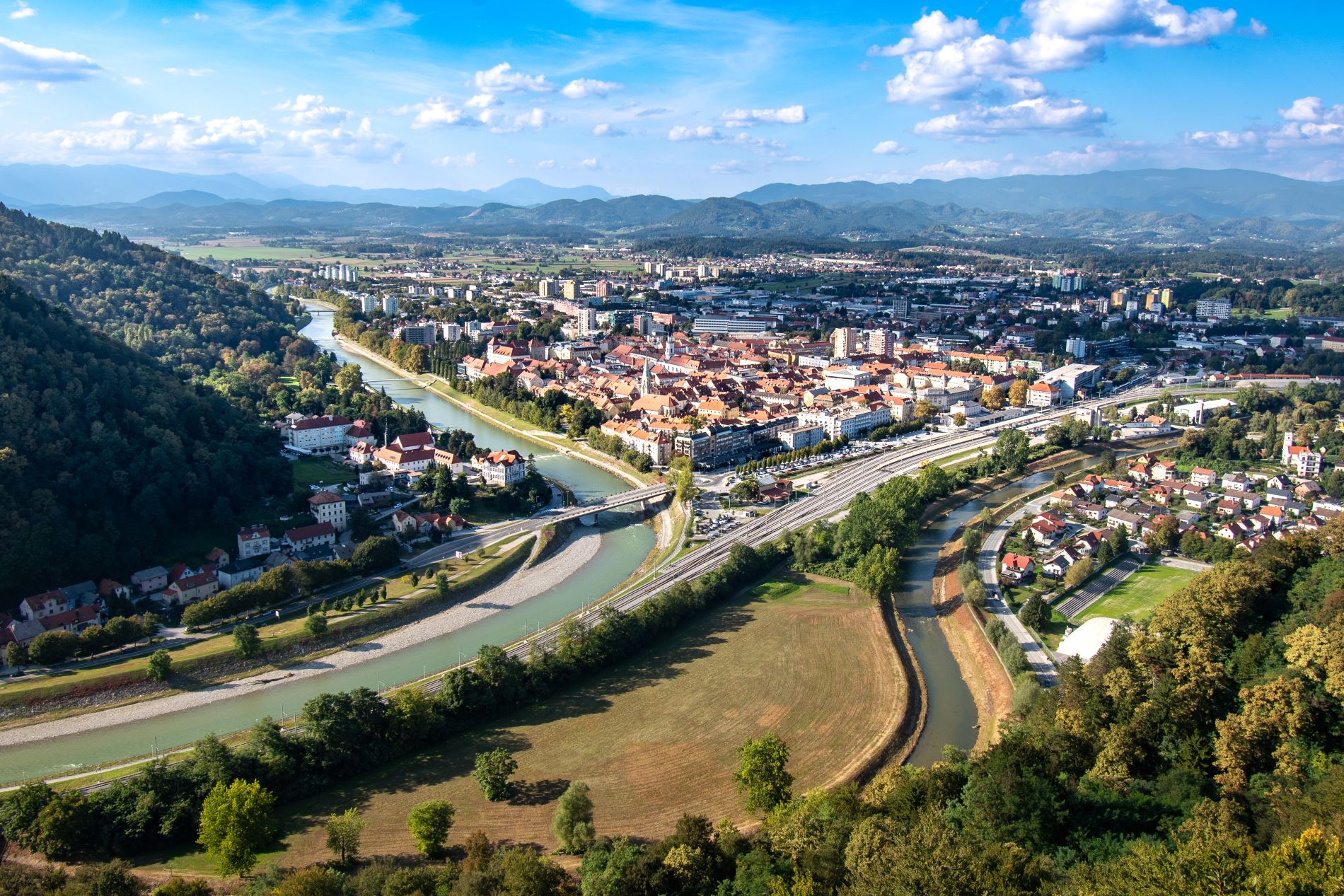 Pogled s Celjskega gradu na stari del nekdanjega knežjega mesta Celje, ob katerem se vije reka Savinja.