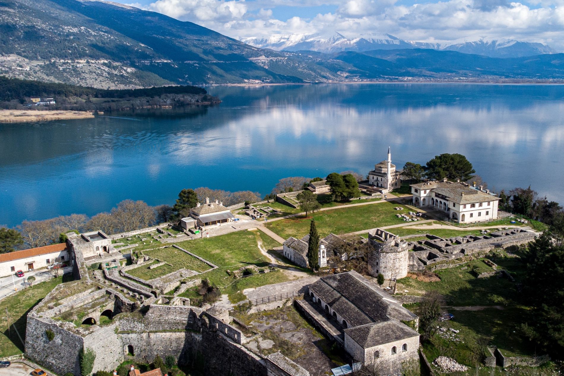 Panoramski pogled na jezero Pamvotis ter mošejo Fethiye in grobnico Ali Pashe v Janini v severni Grčiji.