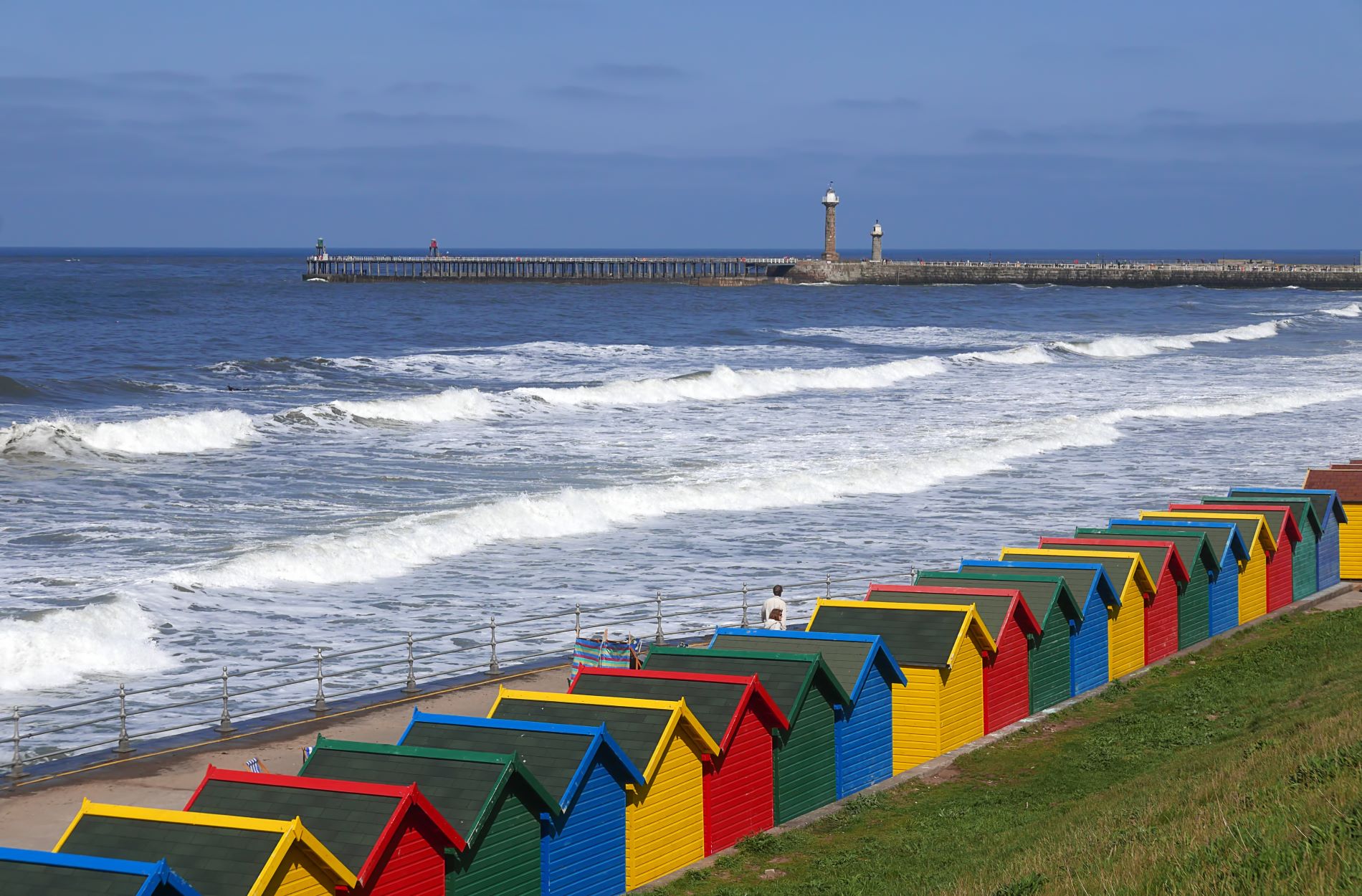 Plaža s pisanimi lesenimi hišicami. Foto: Shutterstock