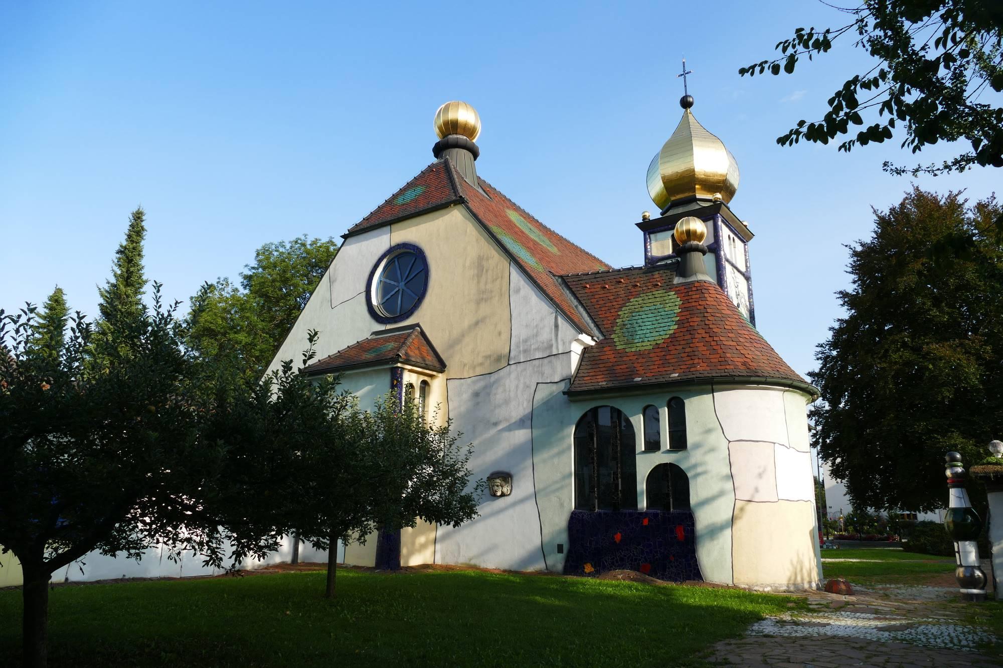 Hundertwasserjeva cerkev sv. Barbare v Bärnbachu v Avstriji.