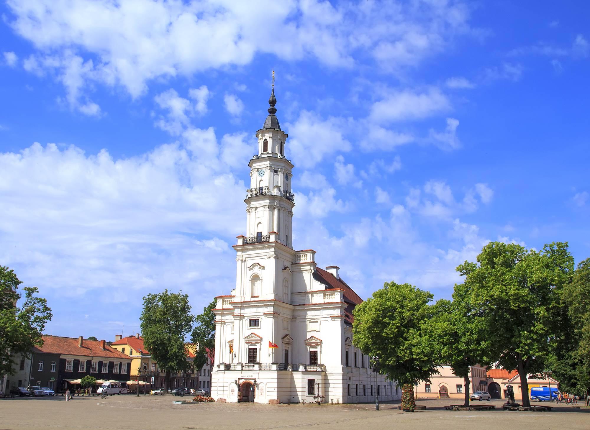 Mestna hiša v Kaunasu v Litvi z najvišjim stolpom v starem mestnem jedru.