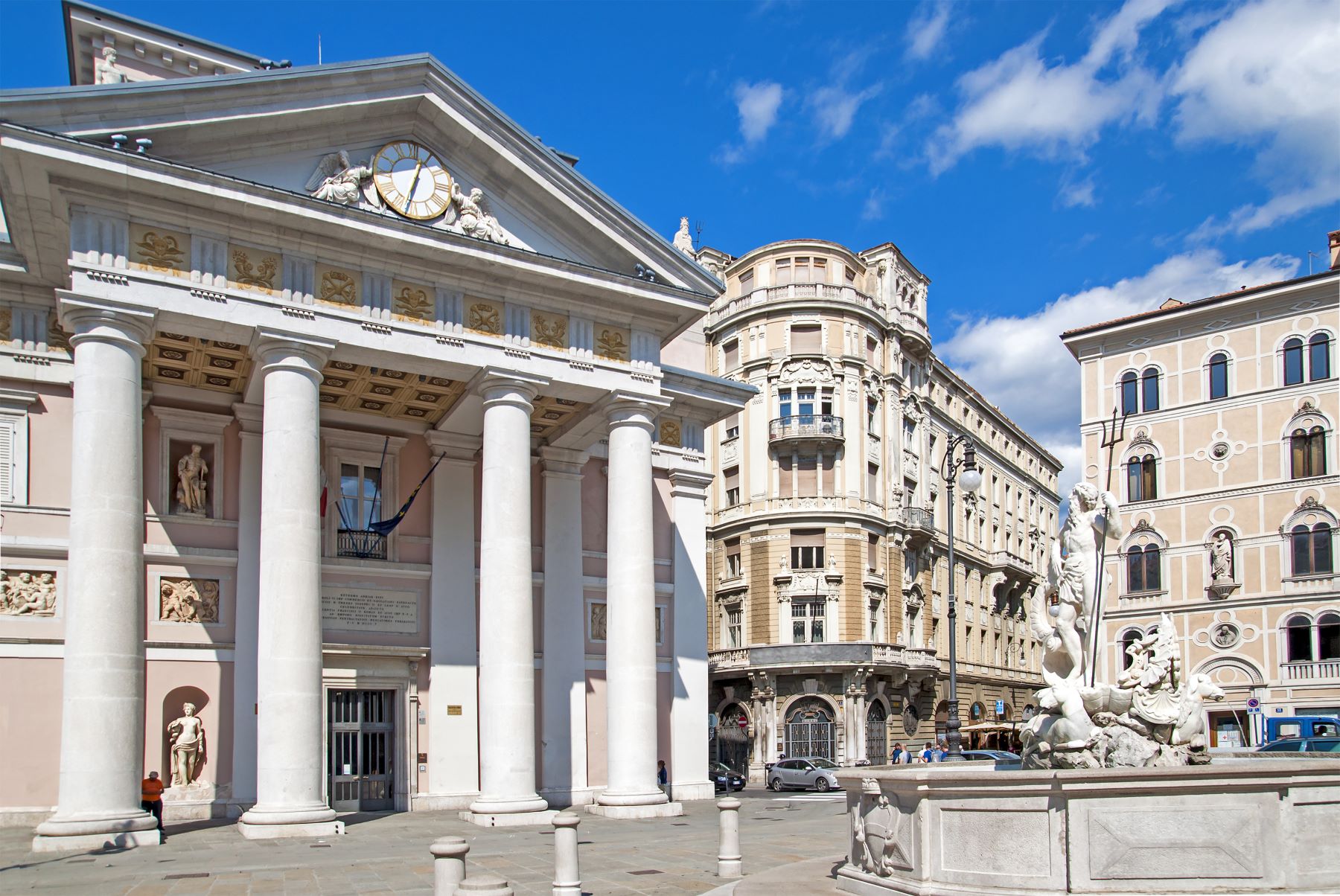 Pogled na palačo stare borze na trgu Piazza della Borsa v Trstu v Italiji.