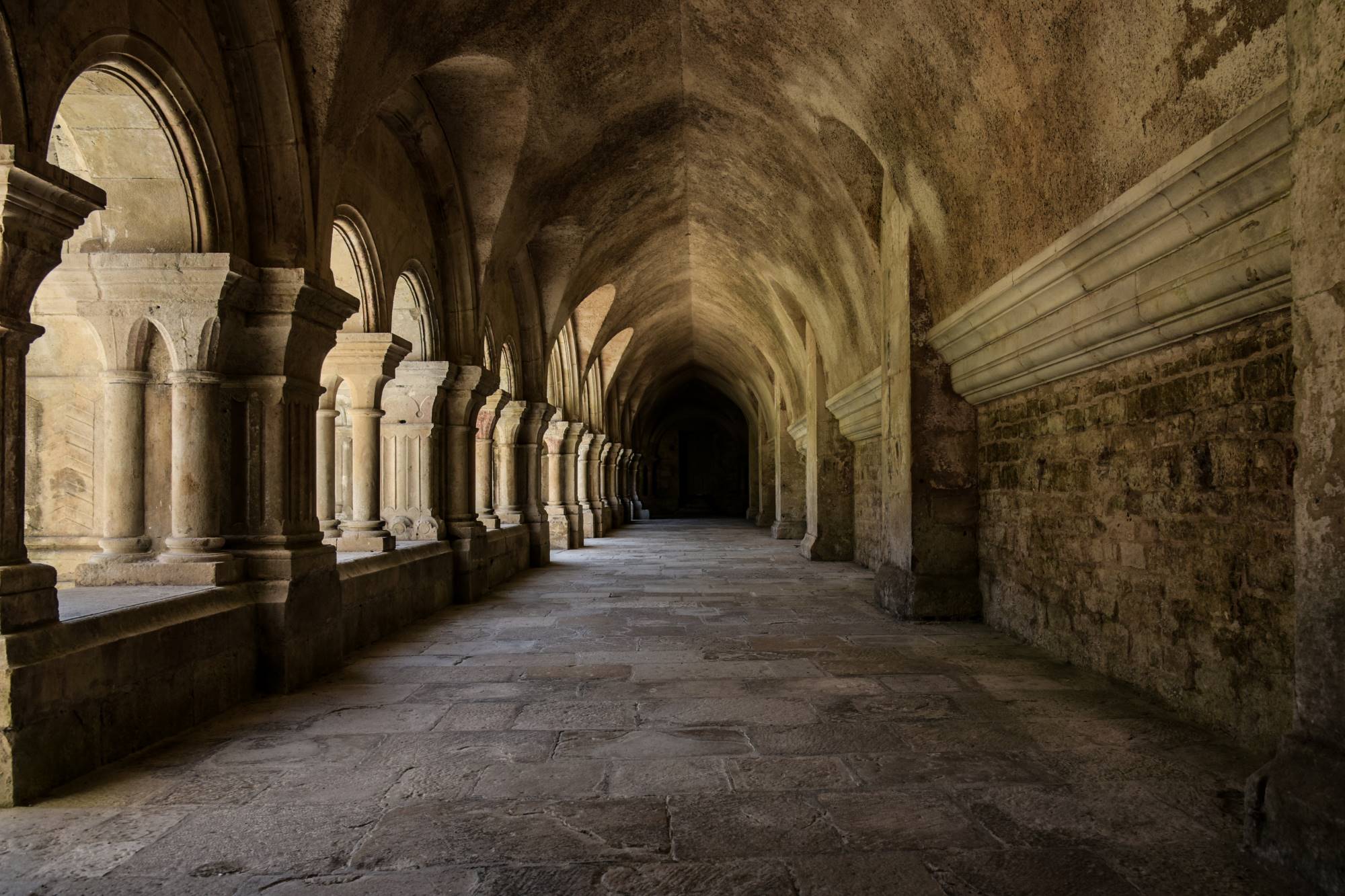 Križni hodnik cistercijanskega samostana Fontenay v Burgundiji v Franciji.