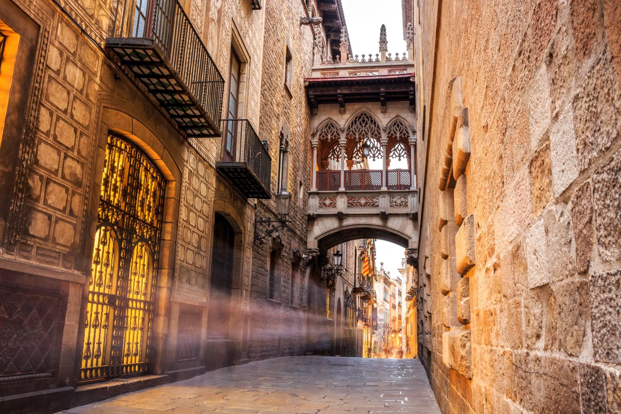 Značilne zgradbe v Gotski četrti Barcelone Barri Gòtic z znamenitim mostom Pont del Bisbe.