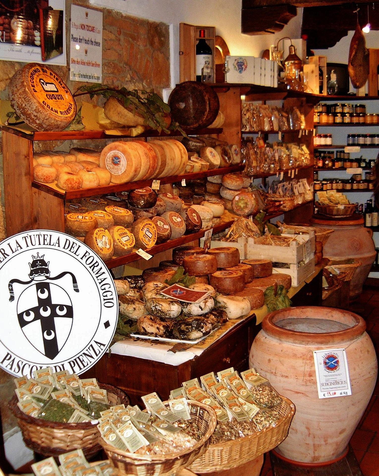 Trgovina z lokalnimi toskanskimi delikatesami, med drugim tudi sirom pekorinom Pecorino Toscano.
