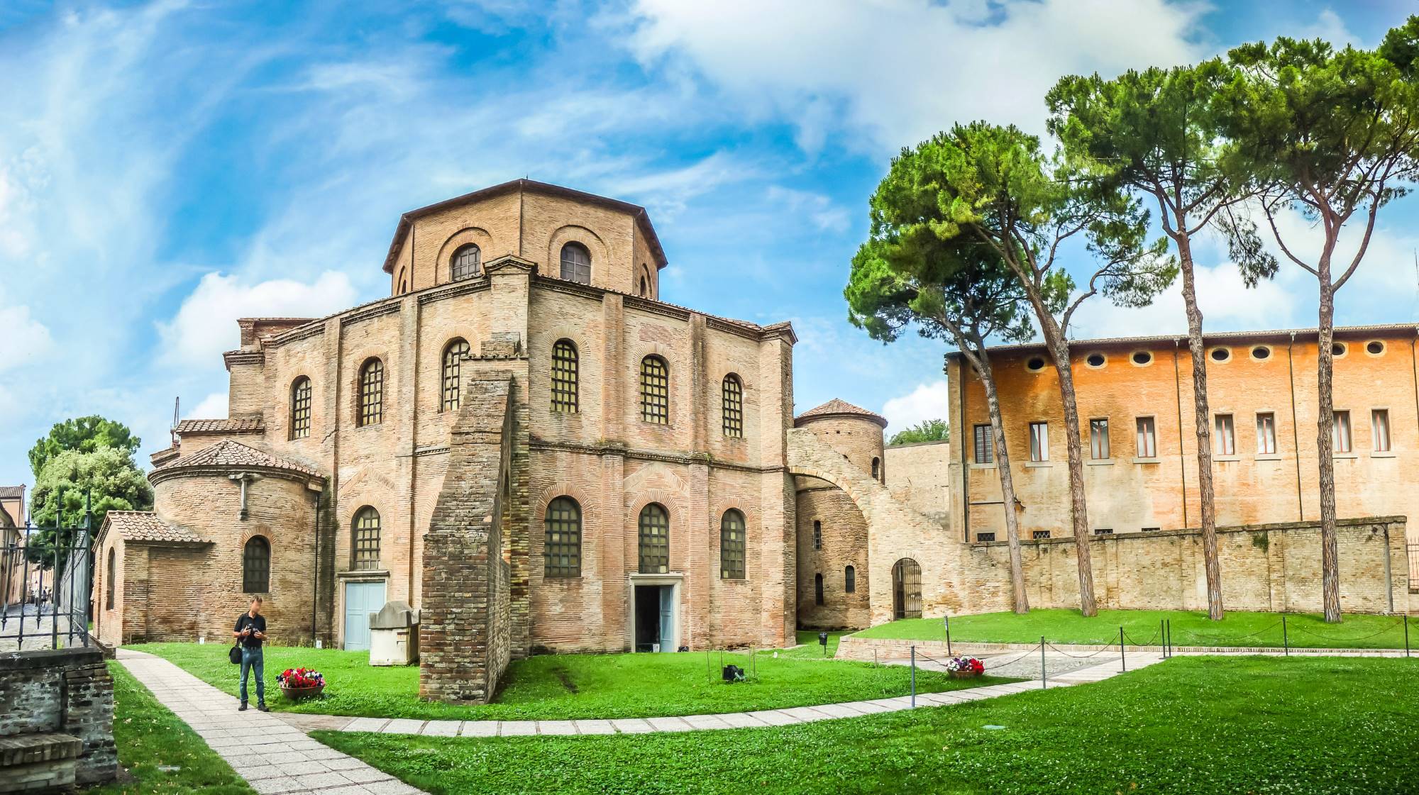 Zunanjost cerkve San Vitale v Raveni.