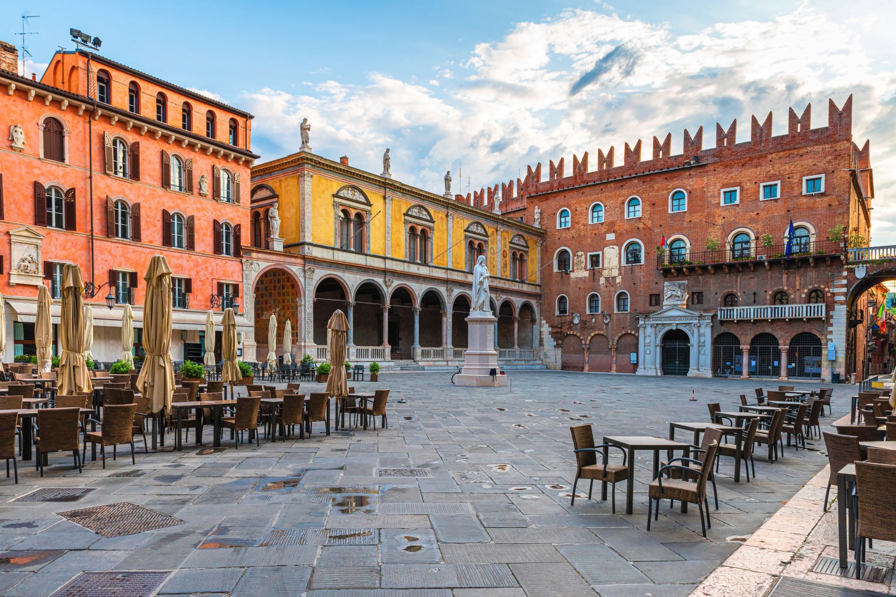 Jutranji mir na praznem trgu Piazza dei Signori v središču Verone z mogočnimi palačami in kipom Danteja.