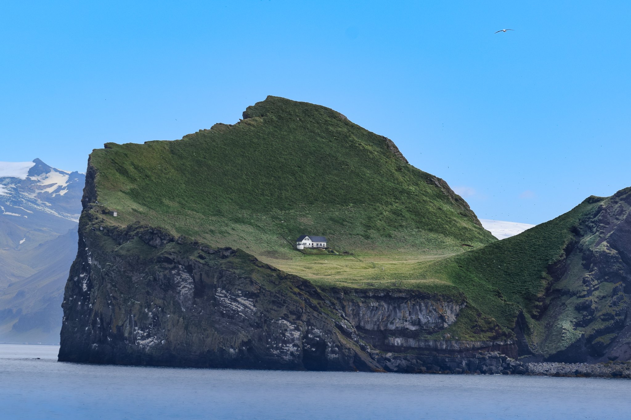 Najsevernejši od Vestmanskih otokov Elliðaey s samotno hišo.