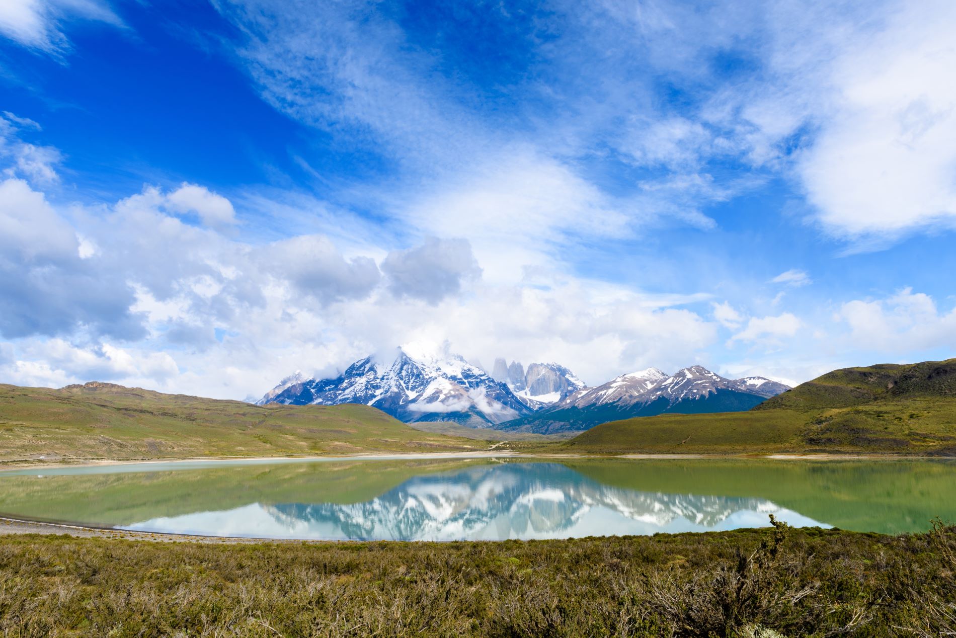 Jezero Sarmiento, nad katerim se dvigujejo zasneženi vrhovi Cuernos del Paine v nacionalnem parku Torres del Paine v Čilu.