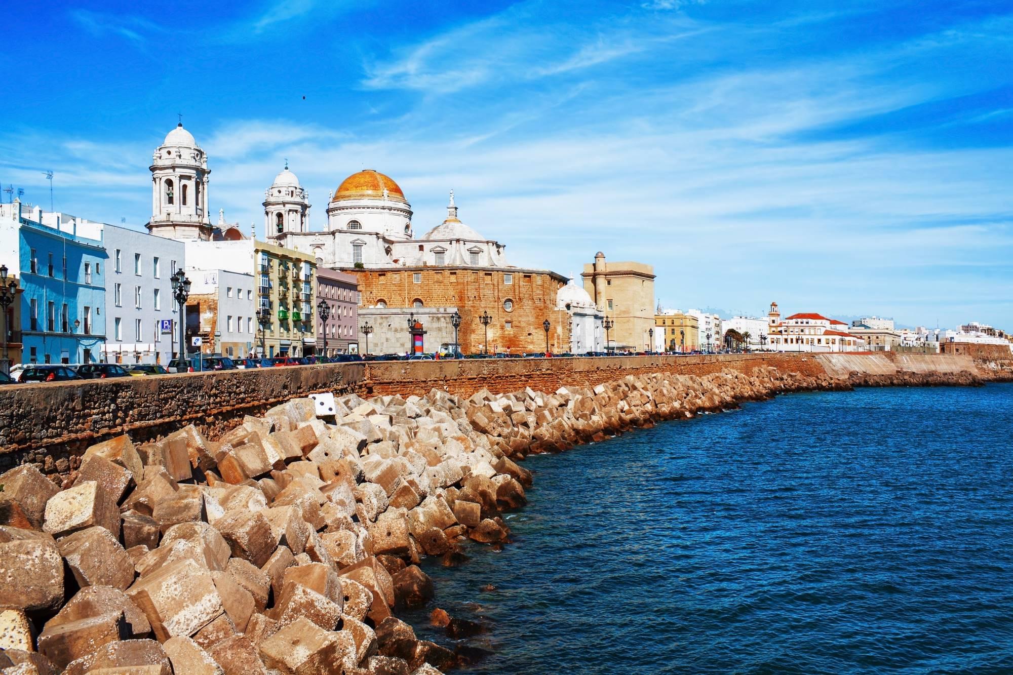 Obalna cesta v mestecu Tarifa v Andaluziji na jugu Španije.