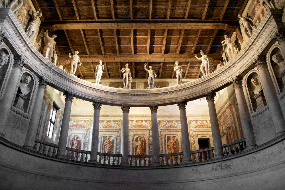 Gledališče v antičnem slogu se zgleduje po Teatro Olimpico v Vicenzi.