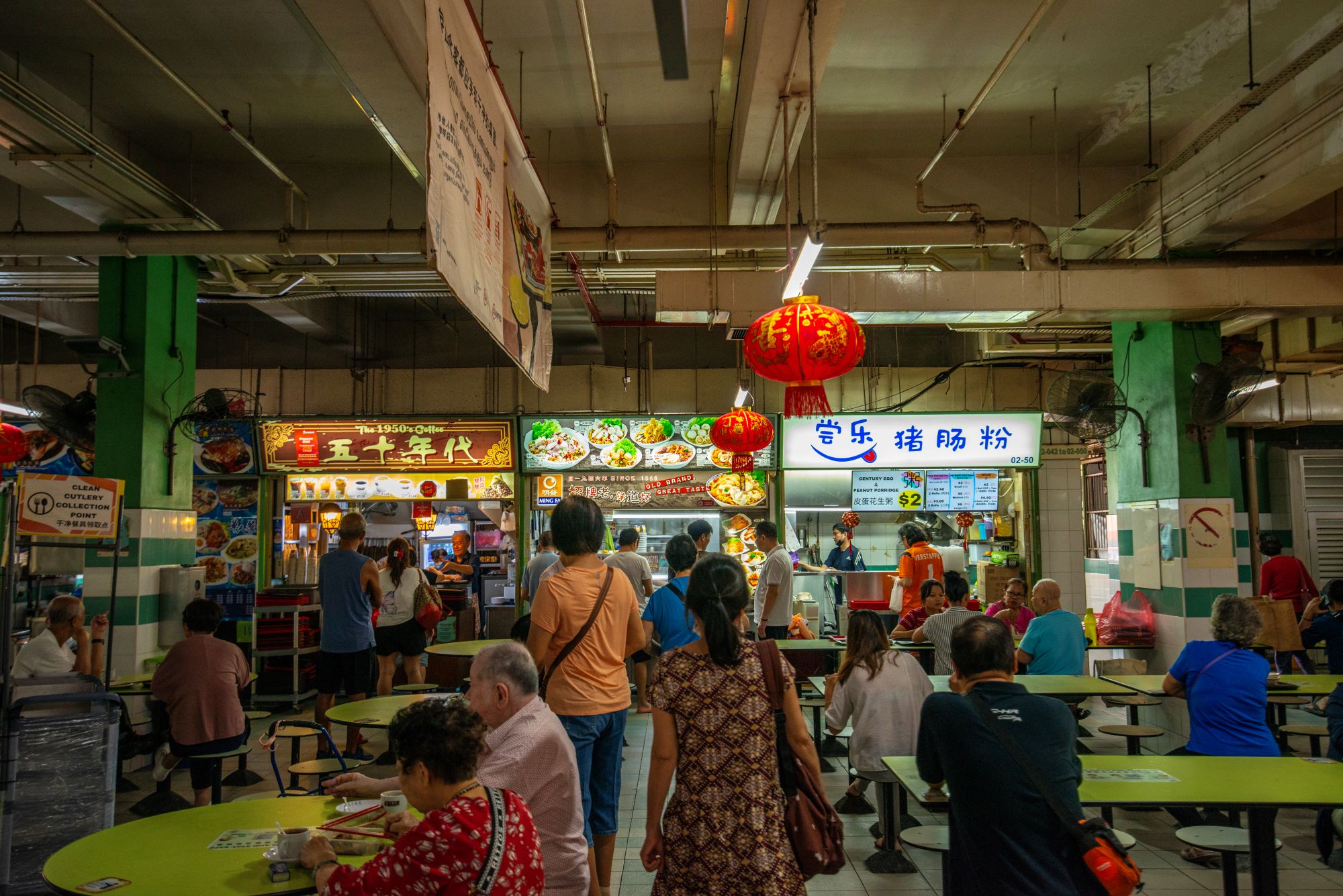 Notranjost hawker centra v Singapurju.