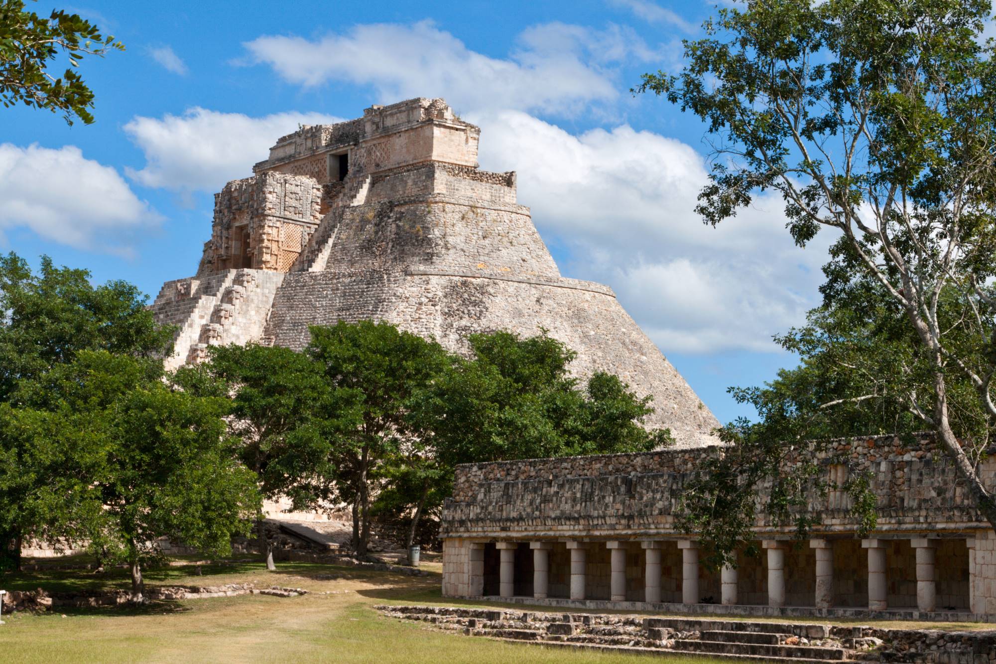 Čarovnikova piramida v nekdanjem majevskem mestu Uxmal v Mehiki.