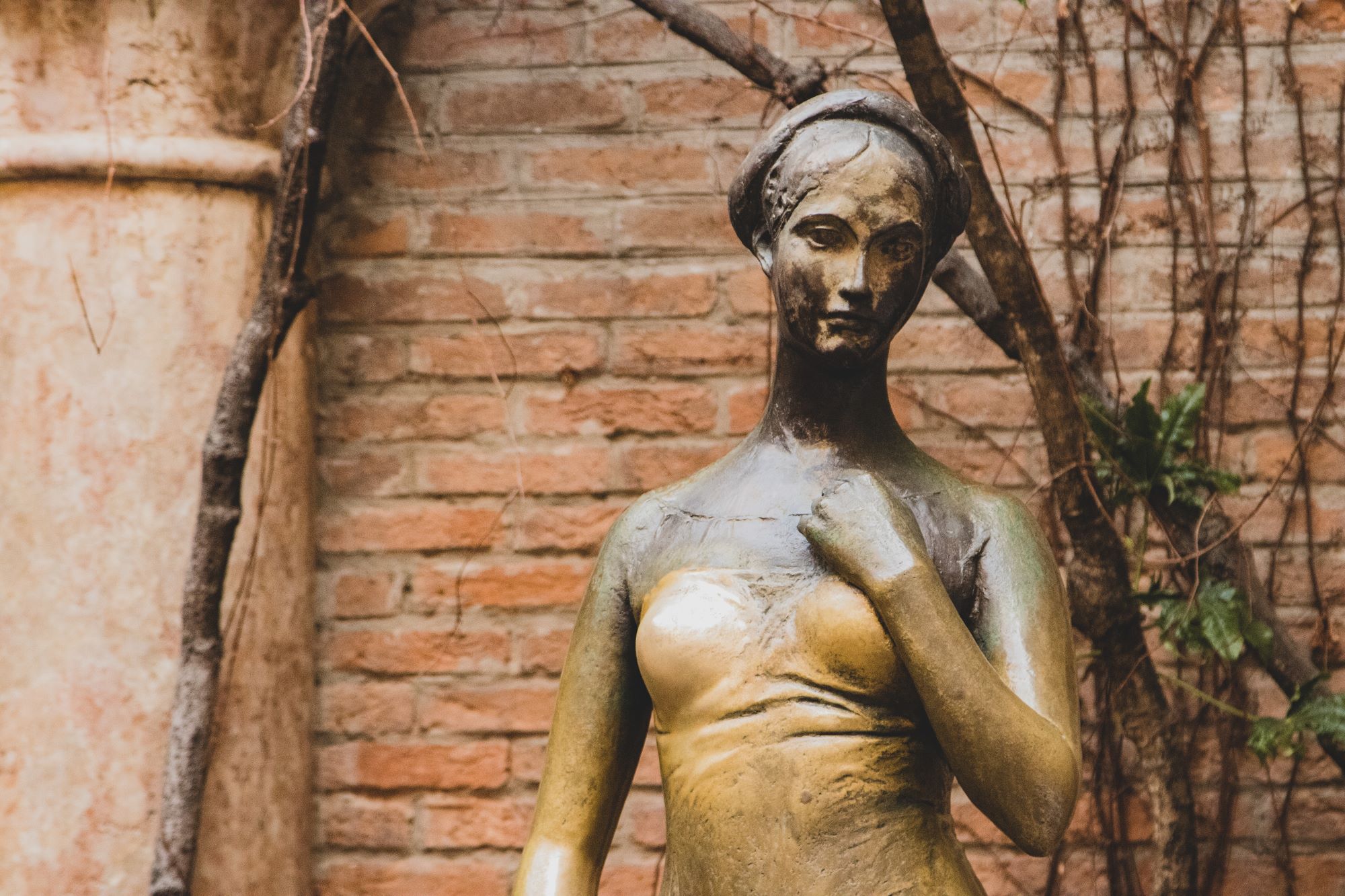 Kip Shakespearove Julije Capulet na dvorišču Julijine hiše v Veroni.