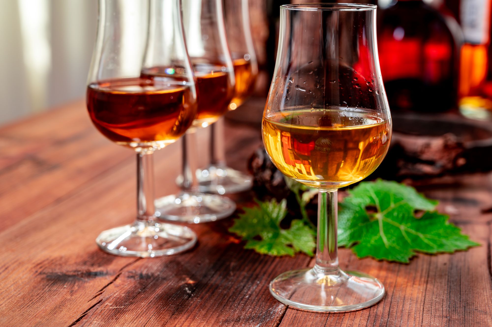 Pokušina znamenite francoske alkoholne pijače konjaka v destilarni v Cognacu.