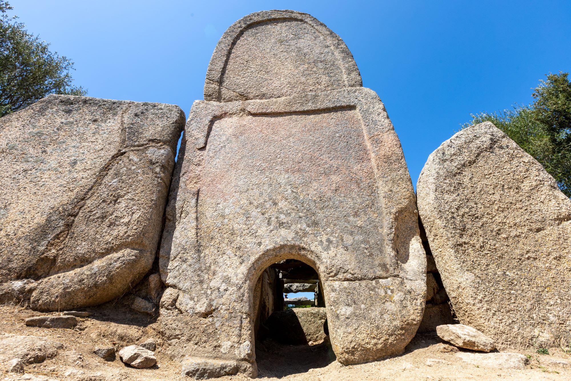 Grob velikanov z monumentalnim vhodom iz obdobja kuture nuragov v Arzacheni na Sardiniji.