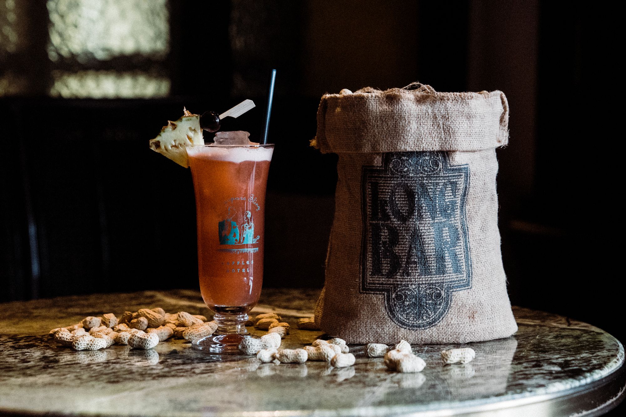 Koktejl Singapore Sling v baru Long Bar v hotelu Raffles v Singapurju.