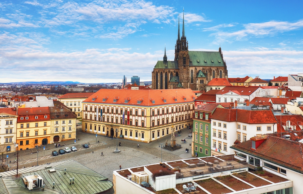 Gotska stolnica se dviguje nad trgom obdanim z baročnimi hišami.