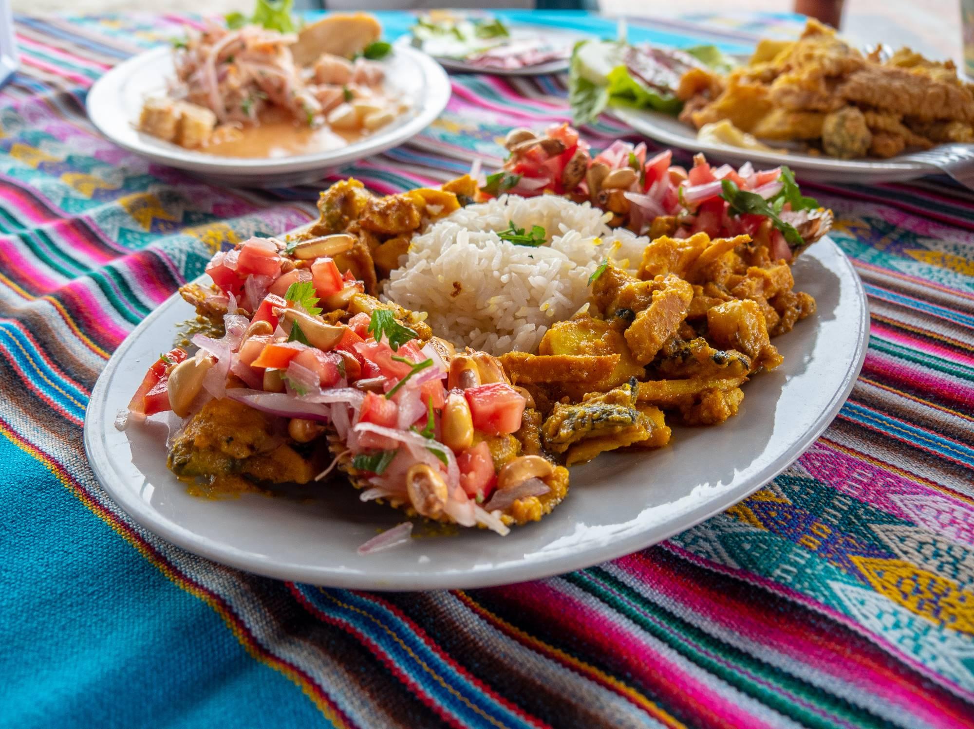 Krožnik s perujsko morsko pojedino Ceviche z rižem.